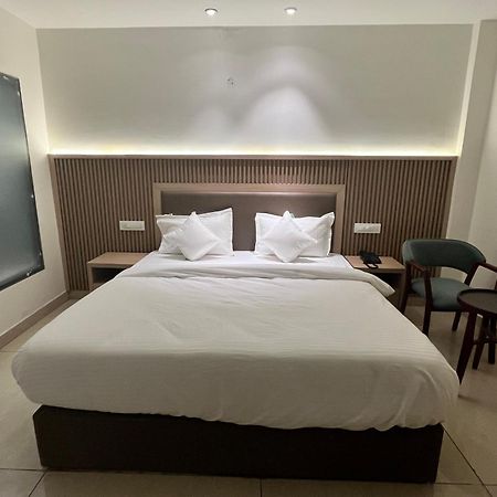 Hotel Celebrations Zirakpur エクステリア 写真