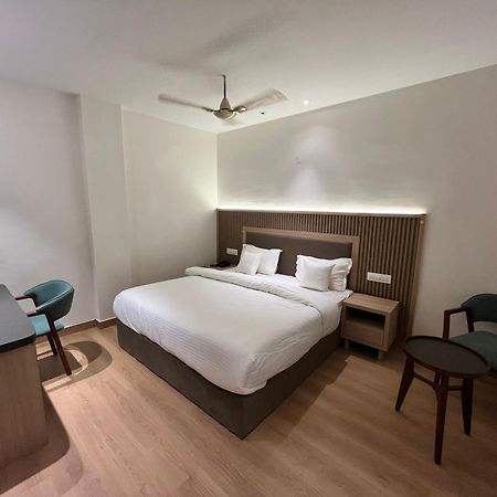 Hotel Celebrations Zirakpur エクステリア 写真