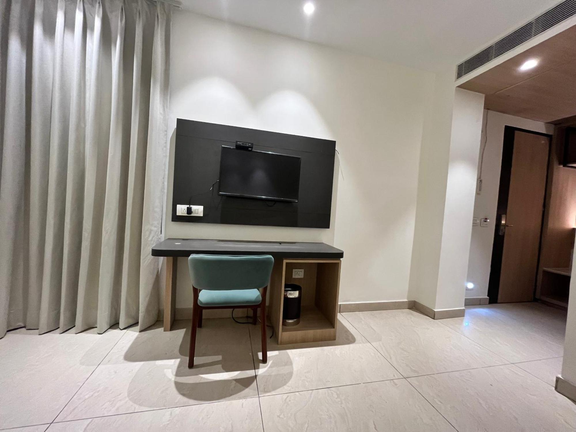 Hotel Celebrations Zirakpur エクステリア 写真